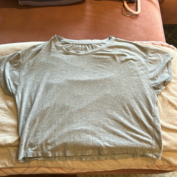 Grey lululemon tee - Picture 2 of 3